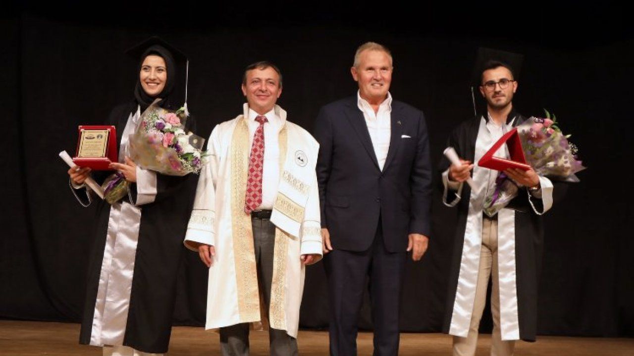 Erciyes Üniversitesi İletişim Fakültesi'nde mezuniyet sevinci