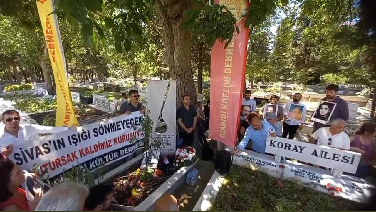Sivas Katliamı'nda yaşamını yitiren halk ozanı Nesimi Çimen mezarı başında anıldı