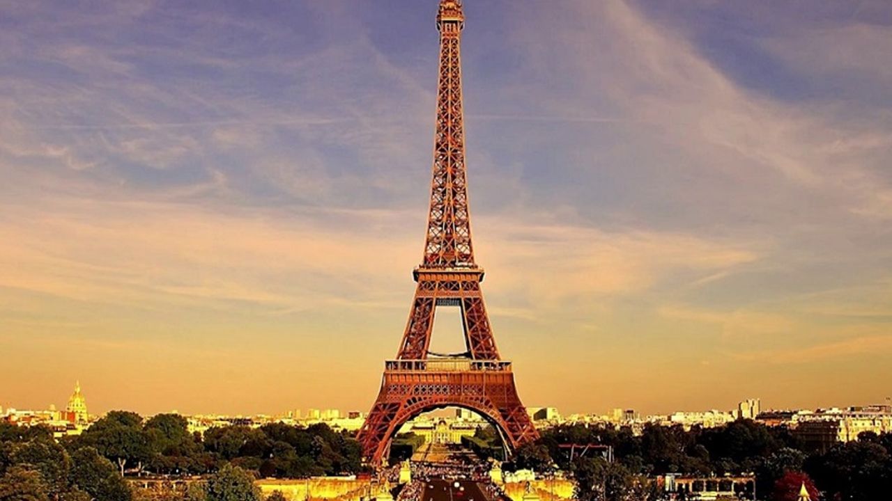 Paris'in simgesi Eyfel Kulesi paslandı