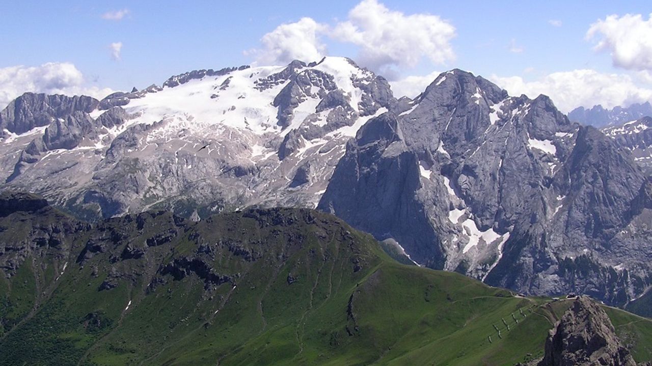 Alpler'de buzul koptu: 7 ölü, 30'a yakın kayıp