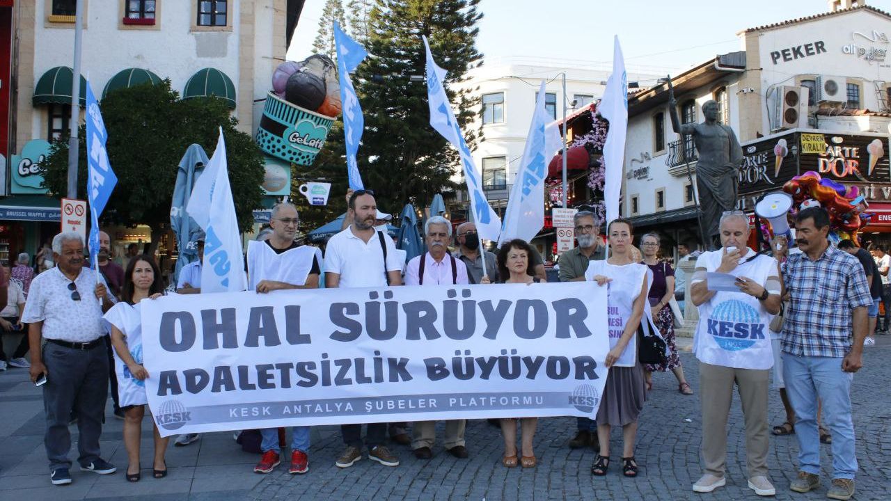 KESK Antalya Şubeler Platformu'nun başlattığı Adalet Nöbetinin ikincisi Attalos Heykeli önünde devam etti