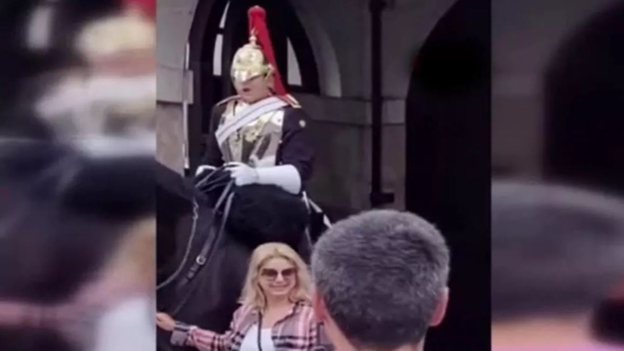 Atlı muhafız atına dokunan kadına bağırdı: Kraliçenin muhafızından uzak durun! Video binlerce kez paylaşıldı