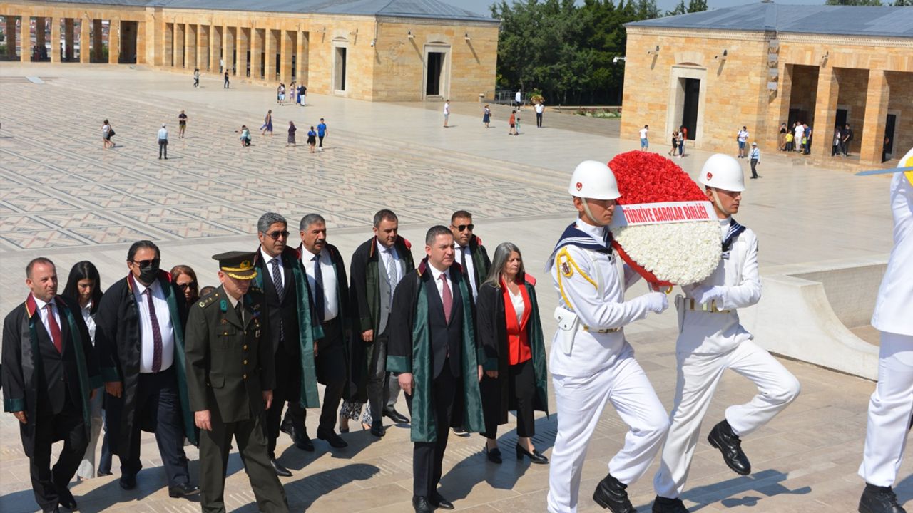 Türkiye Barolar Birliği kuruluşunun 53'üncü yıl dönümünde Anıtkabir'i ziyaret etti