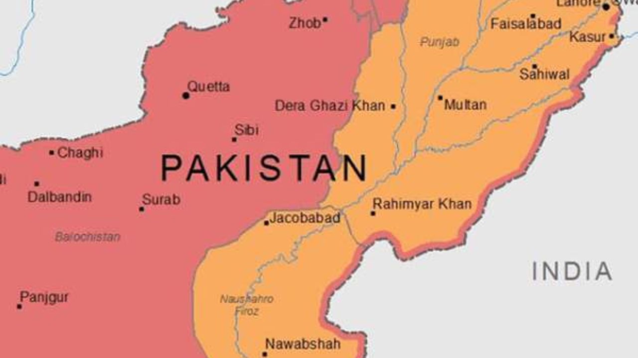 Pakistan'da petrol yüklü tankeri ile otobüs çarpıştı: 20 kişi hayatını kaybetti