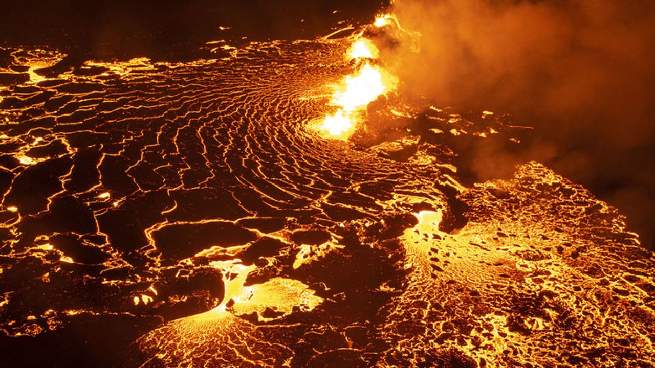 İzlanda'da dün yaşanan volkanik patlamanın etkileri sürüyor