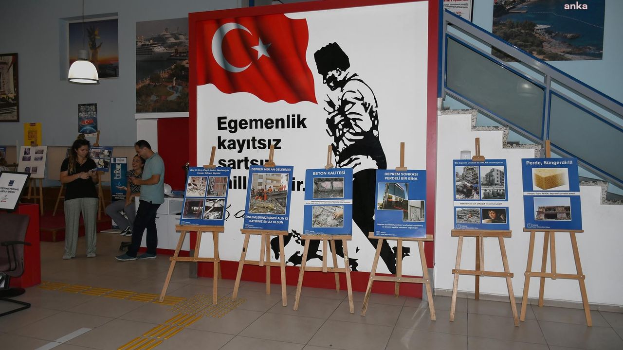 Marmara Depremi'nin yıl dönümünde Kuşadası'nda fotoğraf sergisi düzenlendi