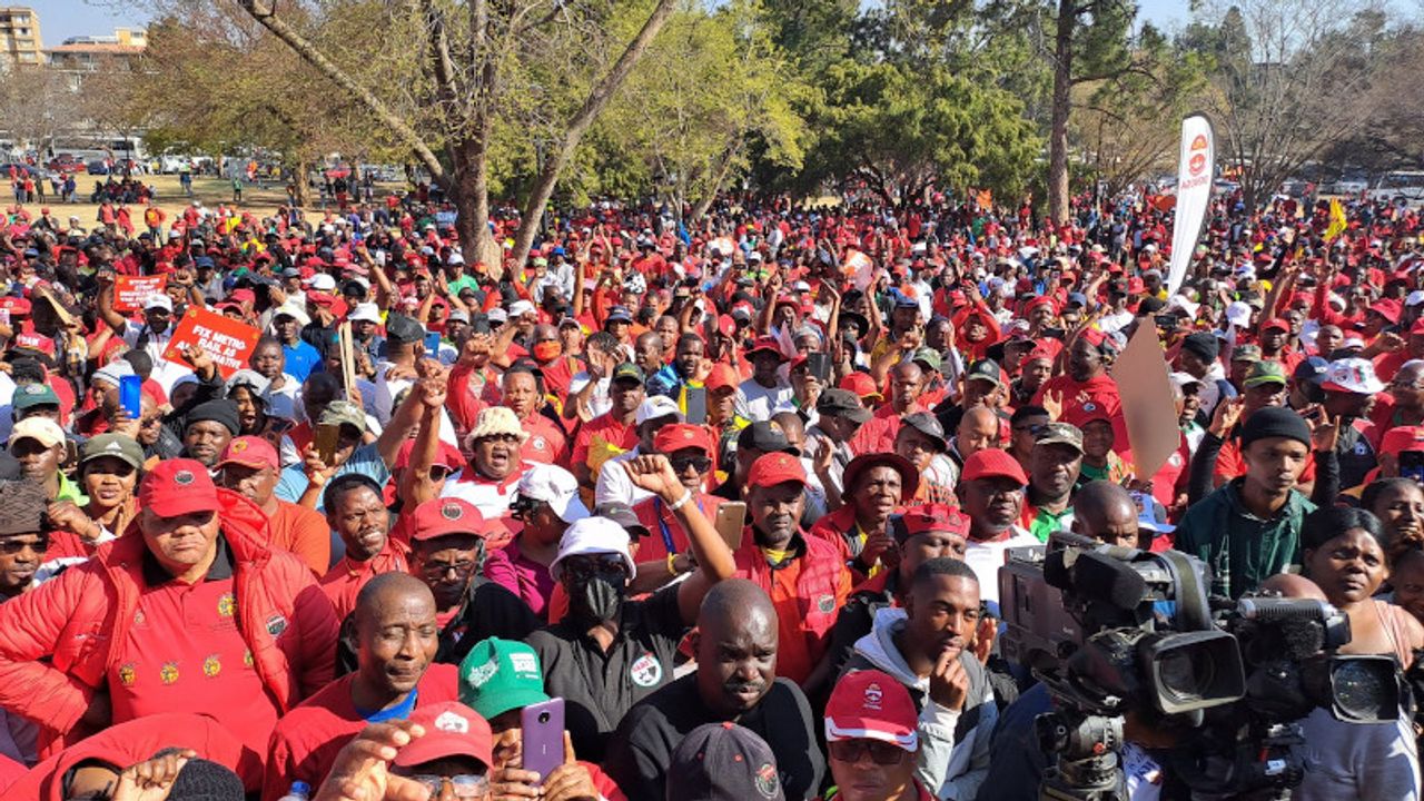 Güney Afrika'da binlerce işçi yüksek enflasyona karşı grevde