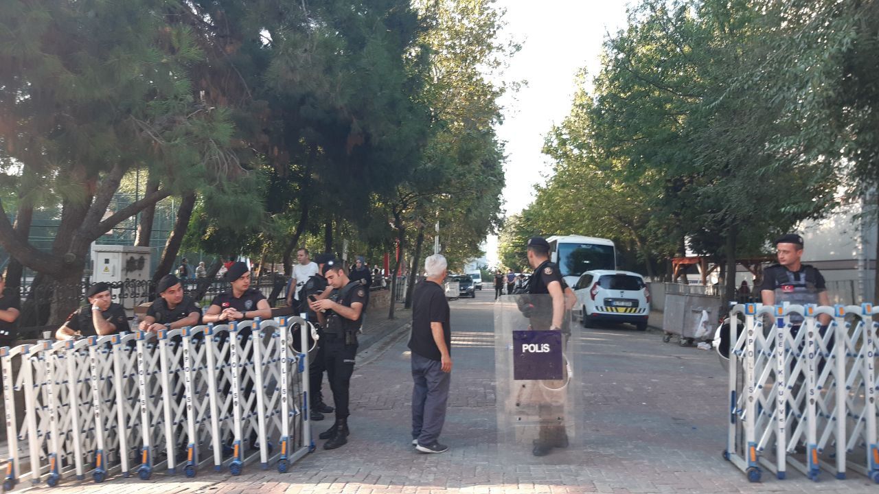 İstanbul’un Güngören ilçesine bağlı Tozkoparan’daki kentsel dönüşüm projesi tepkilere rağmen sürüyor. Çevik kuvvet ekipleri TOMA'lar ve iş makineleriyle bu sabah Tozkoparan'a geldi