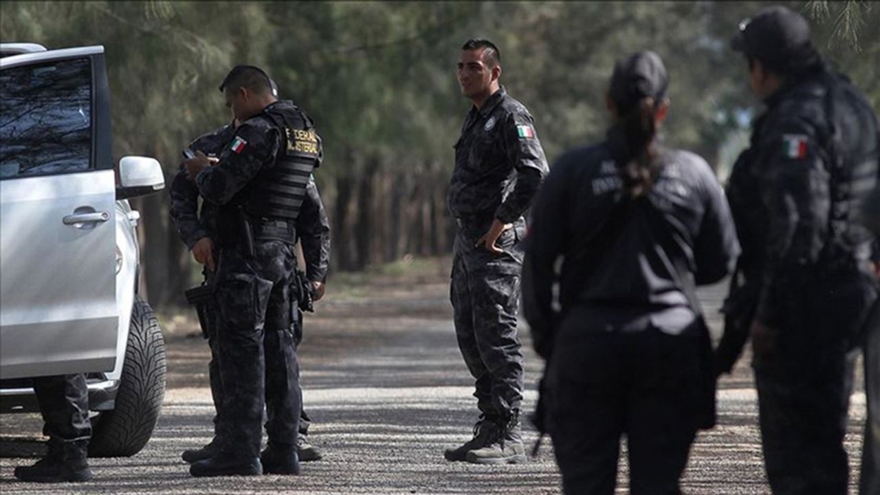 Meksika'da polis ile çete üyeleri arasında yaşanan çatışmada 4'ü polis, 13 kişi hayatını kaybetti
