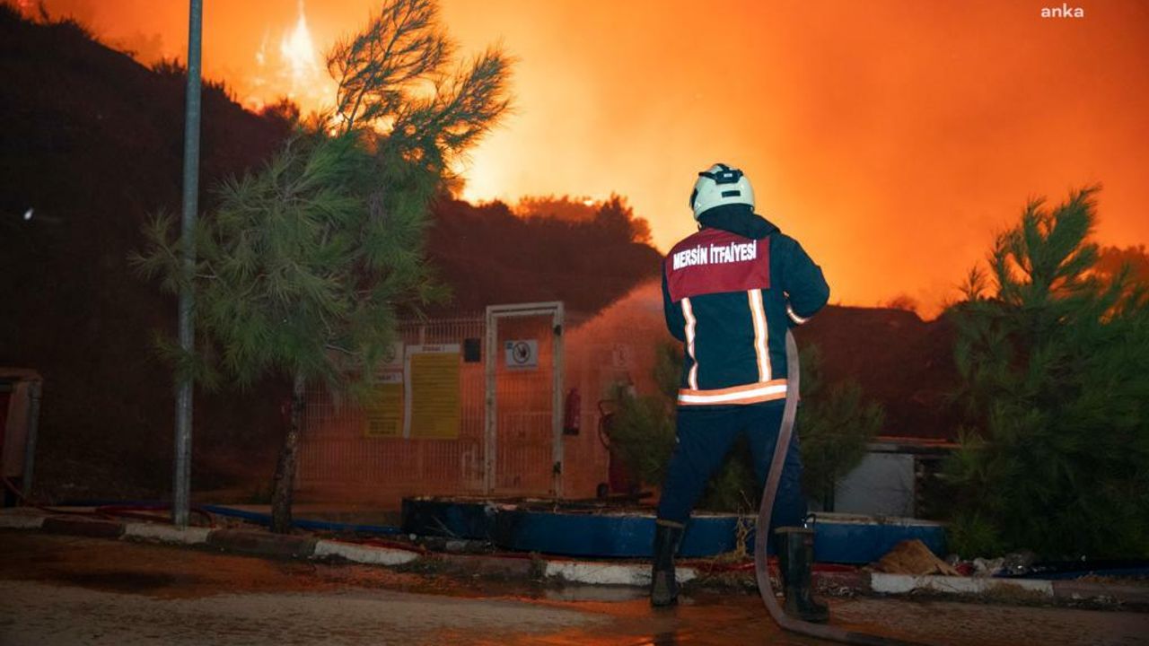 Mersin İtfaiyesi'nin yangınla mücadelesi sürüyor