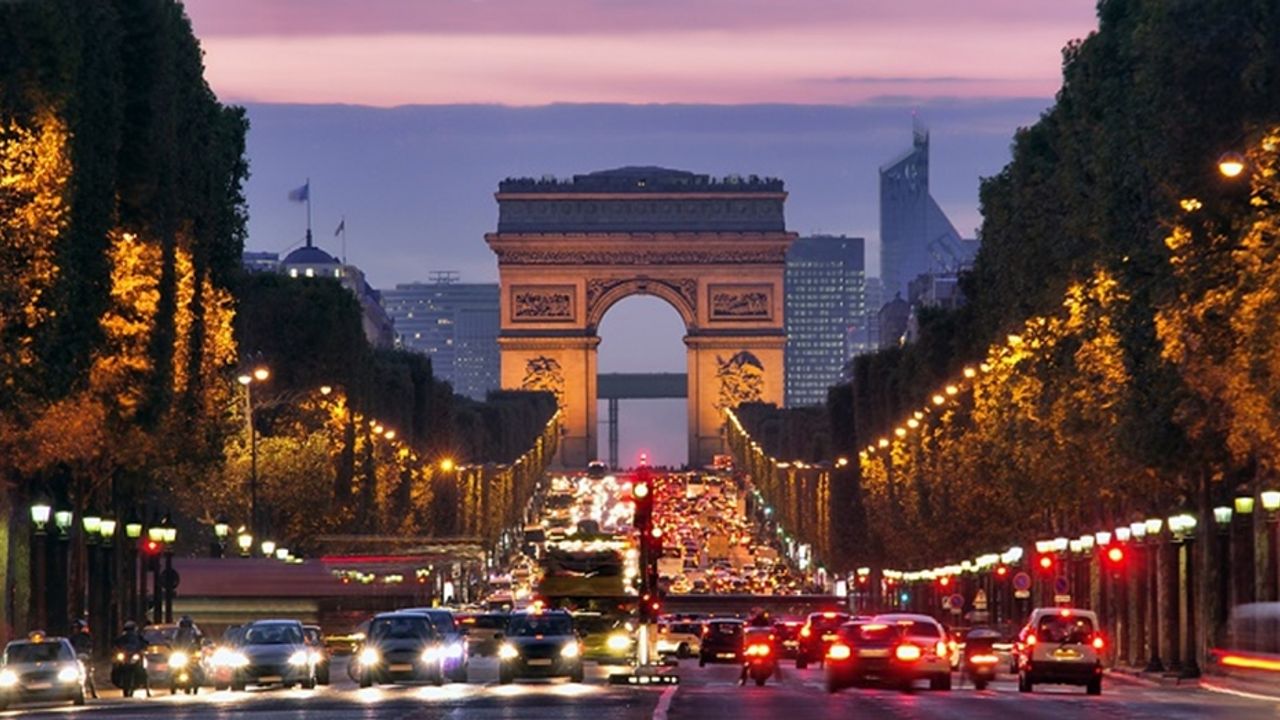 Fransa’da enerji tasarrufu için Champs Elysees Caddesi'ndeki ışıklar erken sönecek