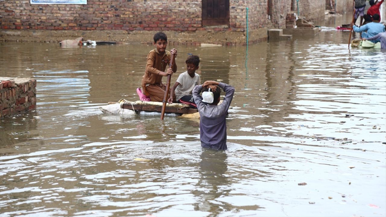 Pakistan'da muson yağmurları nedeniyle 1355 kişi öldü, 12 bin 722 kişi yaralandı