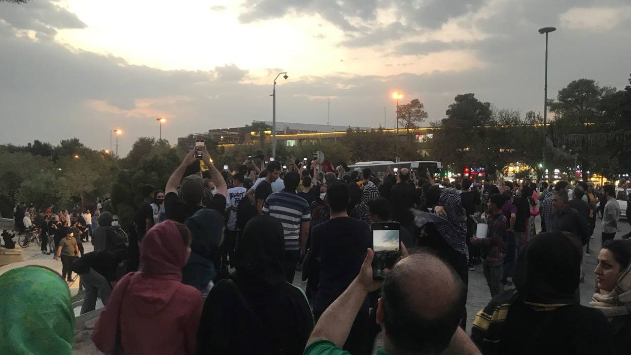 Eylemleri Tahran'da takip eden gazeteci yazdı: İran’dan geliyorum