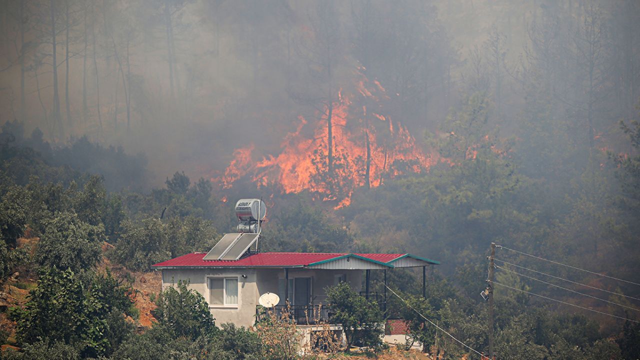 Mersin'de saatlerdir süren orman yangını ikinci gününde: Alevler Silifke'ye sıçradı