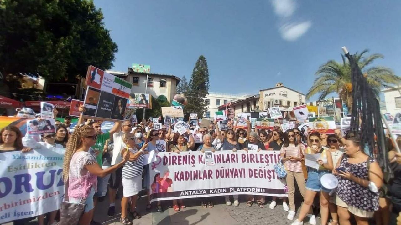 Antalya'da Mahsa Amini eylemi: Özgürlüğümüz için her yerde diktatörlüğe karşı direnmeye devam edeceğiz