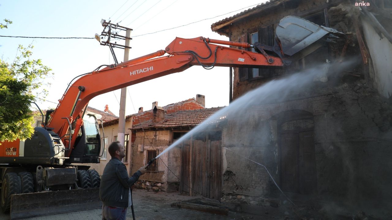 Burhaniye’de metruk binalar yıkılıyor