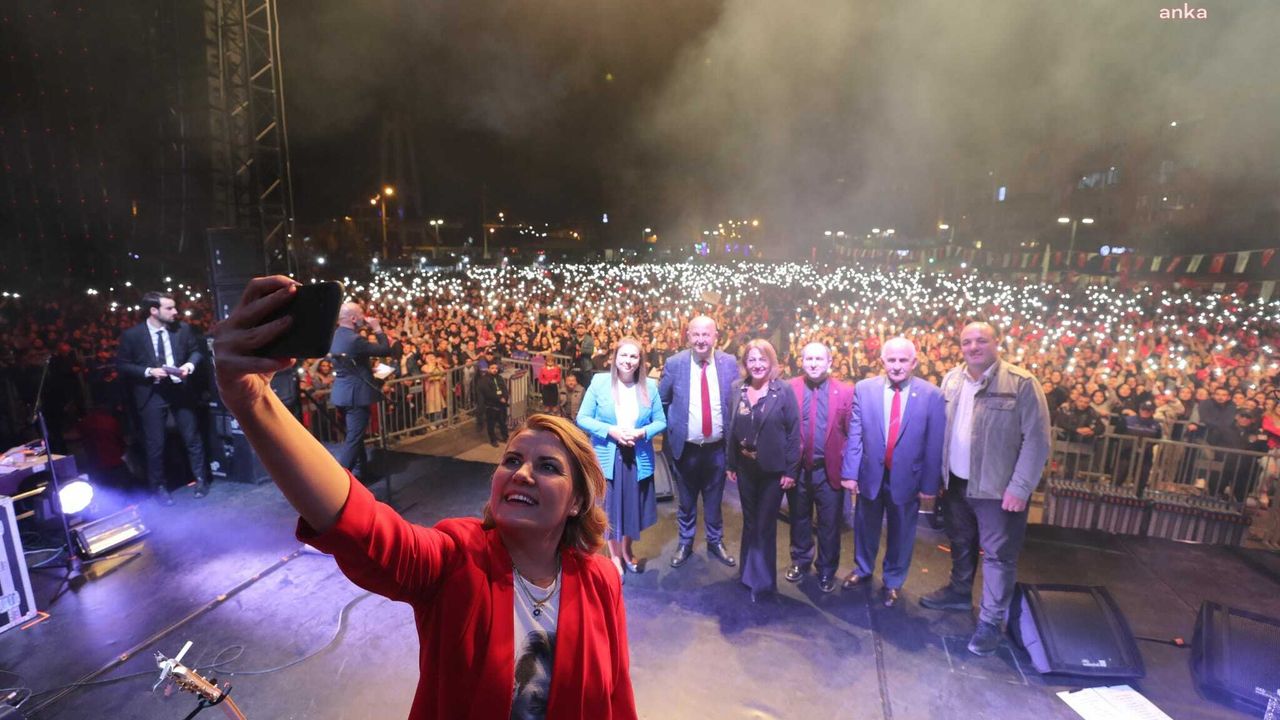 Cumhuriyet Bayramı kutlamalarında konuşan Hürriyet: Karanlığa teslim olmayan aydınlık yüreklere selam olsun