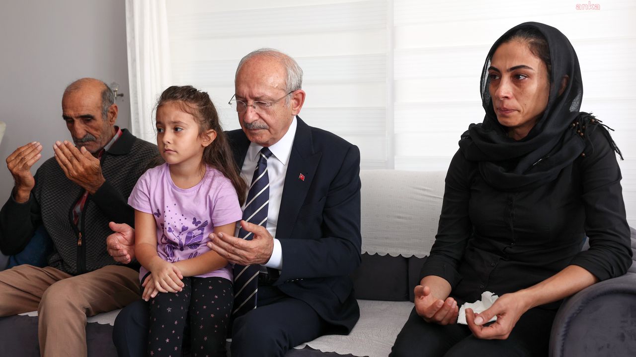 Kılıçdaroğlu, polisevi saldırısında yaşamını yitiren polisin ailesine taziye ziyaretinde bulundu