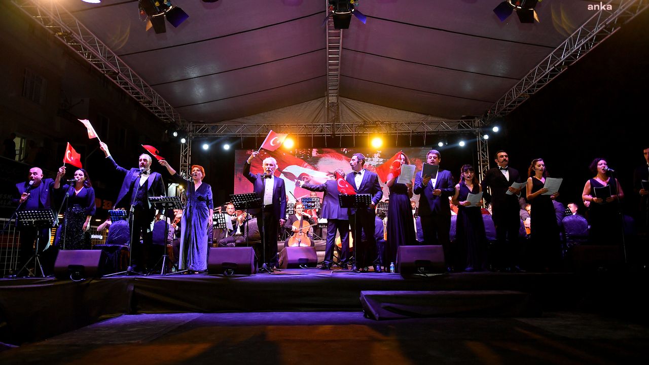 Mersin Büyükşehir sanat topluluklarından Tarsus'ta etkileyici performans