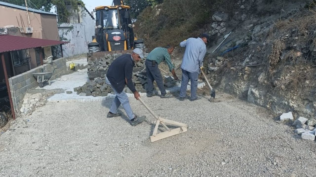 Samandağ Belediyesi, cadde ve sokaklarda yenileme çalışması yapıyor