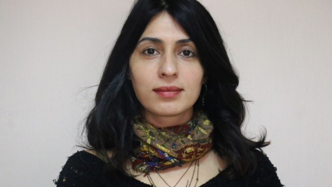 Gazeteci Yurtsever’e Türk bayraklı fotoğraf işkencesi