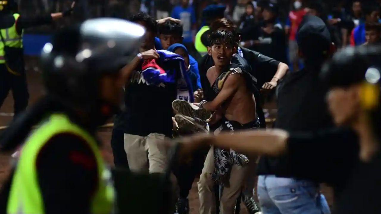 Endonezya’da polisin sıktığı gaz paniğe neden oldu: 129 kişi öldü