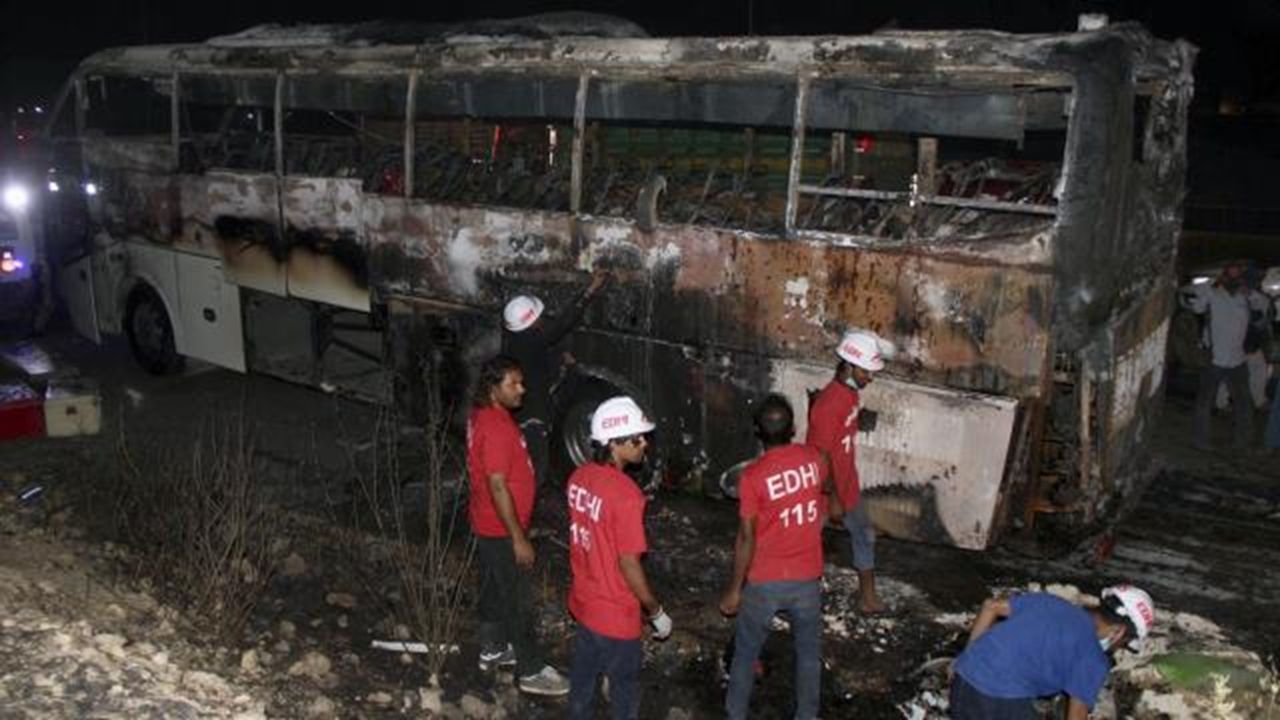 Pakistan'da otobüs yangınında hayatını kaybedenlerin sayısı 18'e yükseldi