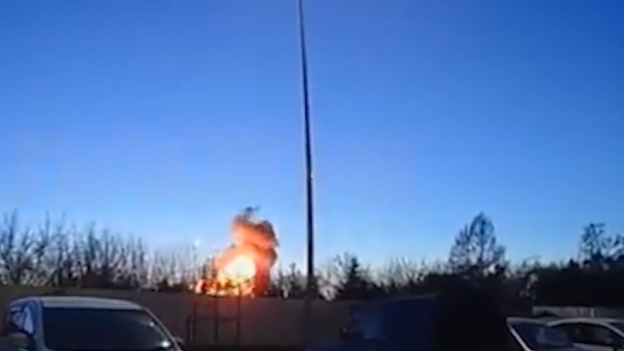 Rus askeri uçağı evin üzerine düştü