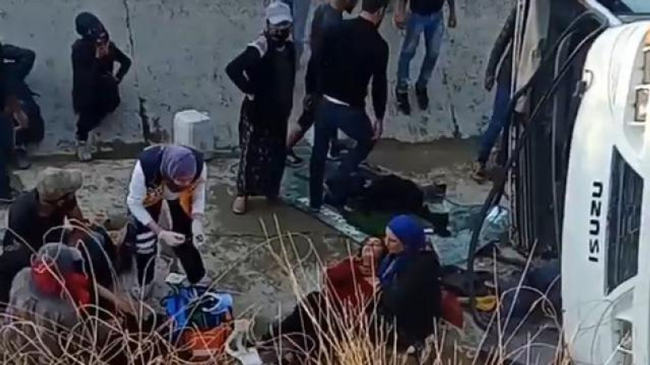 Adana'da işçileri taşıyan midibüs sulama kanalına devrildi: 12 yaralı