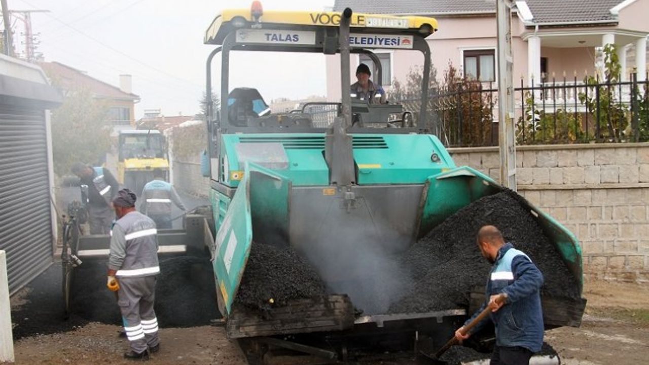 Kayseri Talas'ta asfalt çalışmaları sürüyor