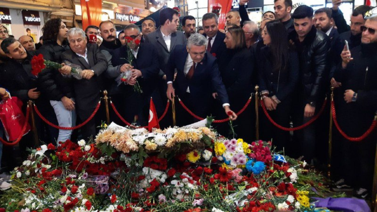 CHP Genel Başkan Yardımcısı  Oğuz Kaan Salıcı, ilçe başkanları ile birlikte İstiklal Caddesi’nde