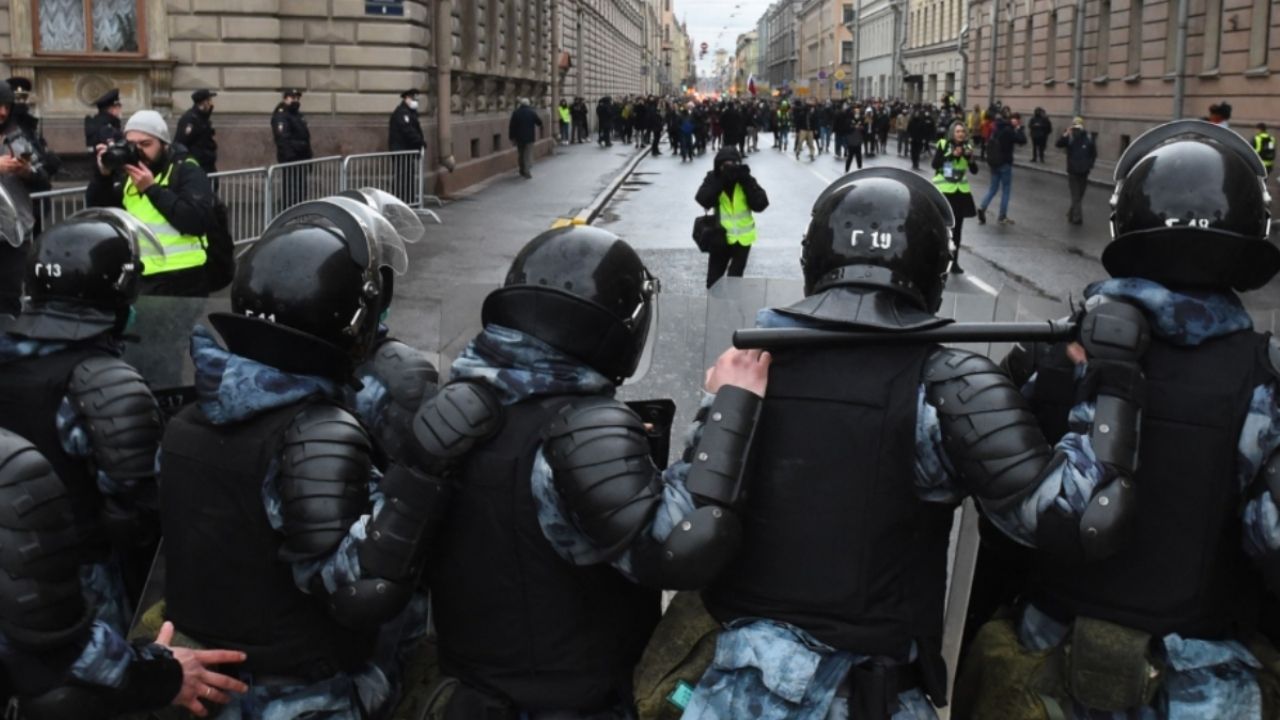 Rusya protesto haberlerini engelliyor: Gazeteciler Rus silahlı kuvvetleri hakkında yanlış bilgi yaymakla suçlanıyor