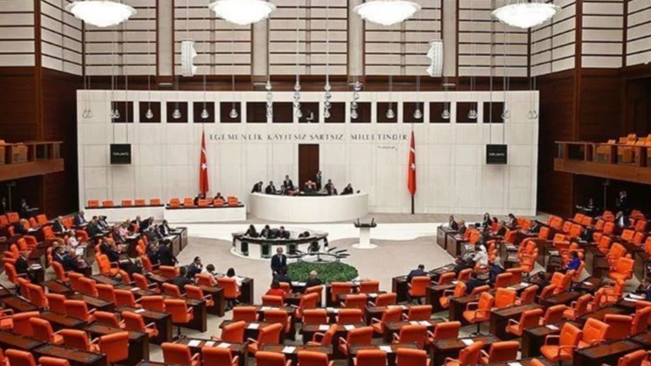 AKP ve MHP'li milletvekillerinin oylarıyla Meclis'in gelecek hafta tatil yapmasına karar verildi
