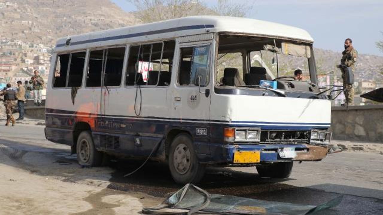 Afganistan’da bir otobüse düzenlenen bombalı saldırıda 7 kişi hayatını kaybetti
