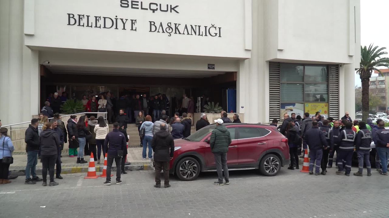 İzinsiz asılan Love Erdoğan afişlerini kaldırttığı için hakkında soruşturma izni verilen Sengel'e çalışanlarından destek