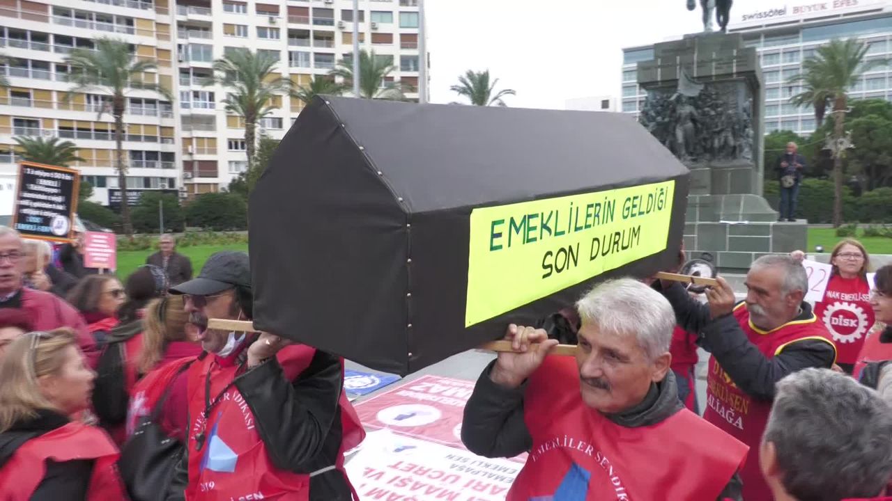 İzmir'de emekliler kefen giyip tabut taşıdı: Geçinemiyoruz, barınamıyoruz, yaşayamıyoruz