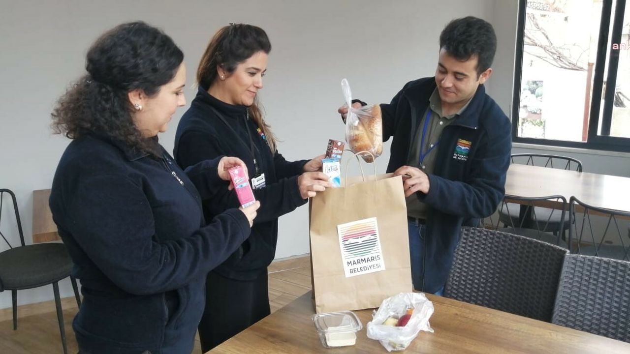 Marmaris Belediyesi'nden çocuklara haftalık beslenme çantası
