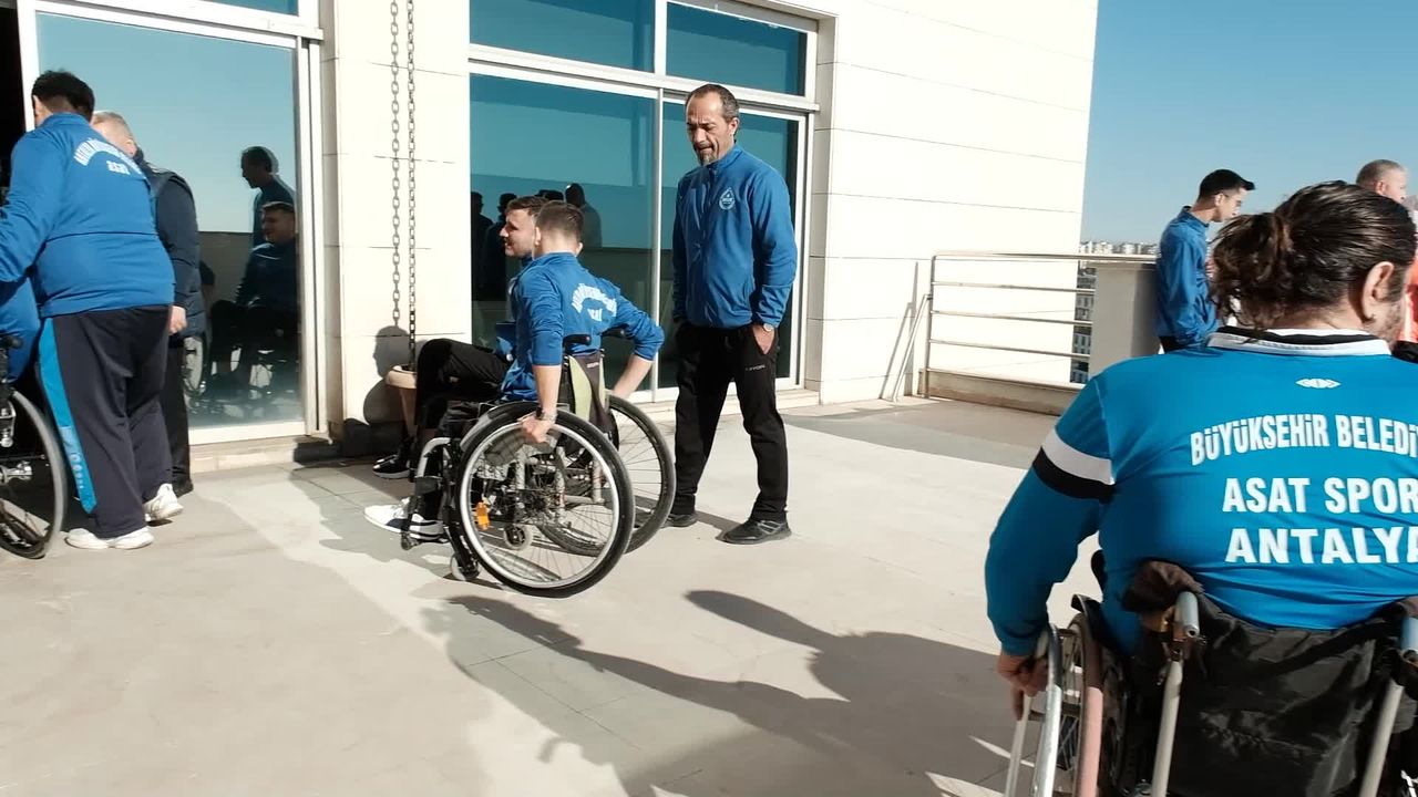 Muhittin Böcek, Asat Spor Tekerlekli Sandalye Takımı'yla buluştu