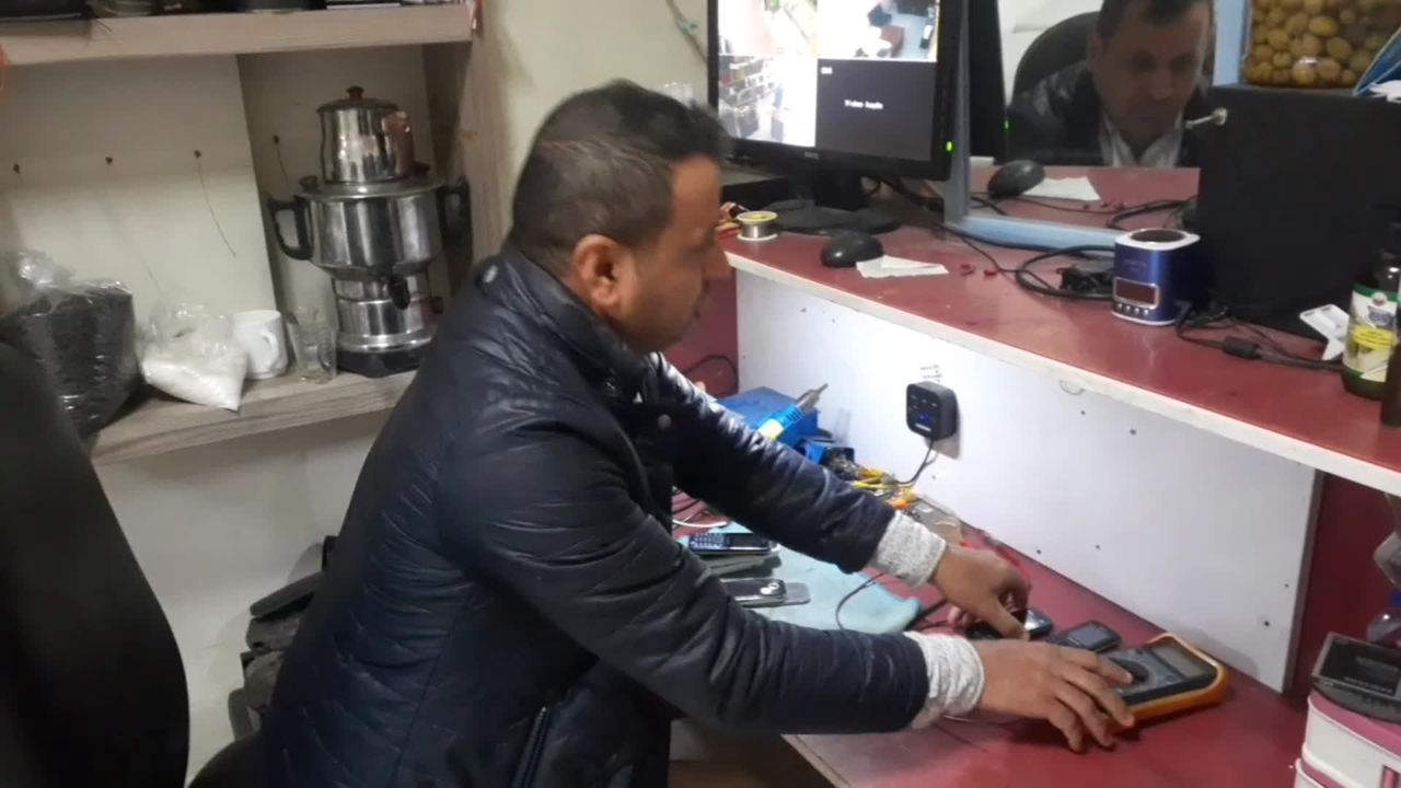 Osmaniyeli telefon satıcısı: Vatandaşlar tuşlu telefonlara dönüyor