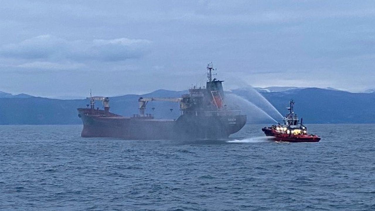 Sinop'ta yanan gemi Gerze'ye ulaştı.. Kayıp bir mürettebat aranıyor
