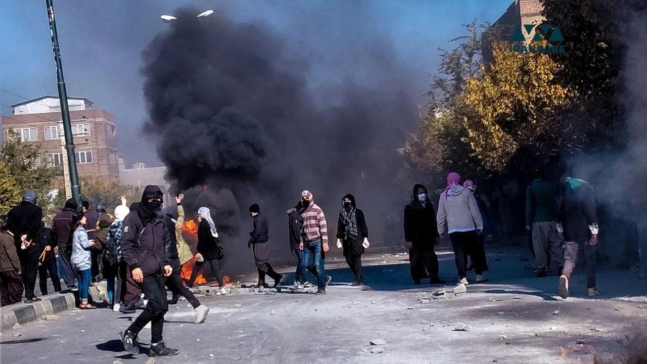 İran Kürt protestoculara daha fazla şiddet kullanıyor: Mezarlıklar miting meydanı oldu