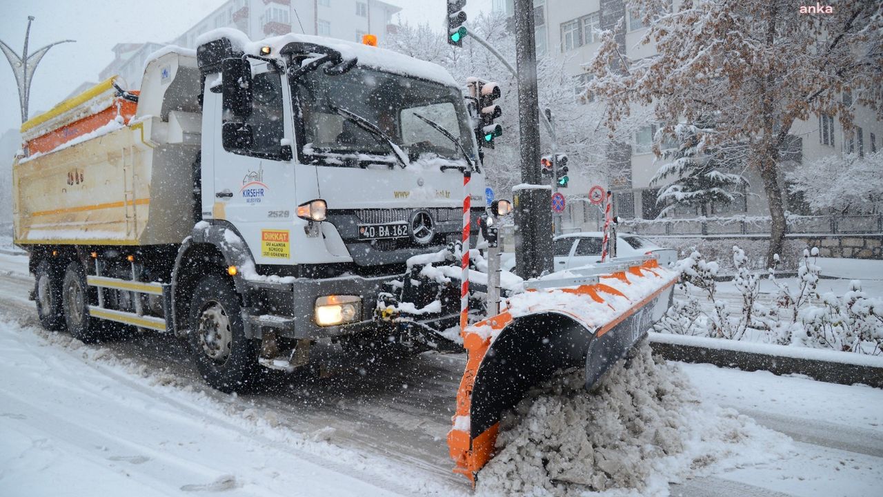 Kırşehir Belediyesi ekipleri karla mücadele çalışmaları için sahada