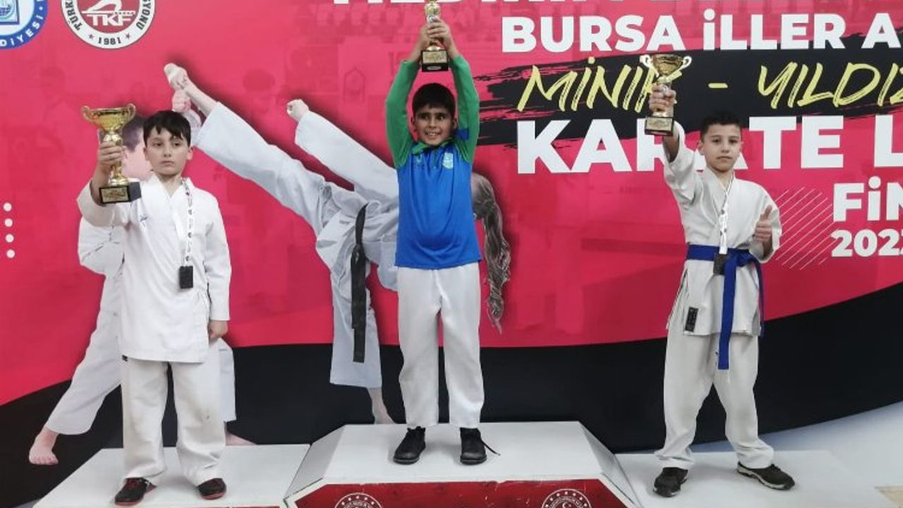 Çayırovalı karateciler Bursa'dan kupa ve madalyalarla döndü
