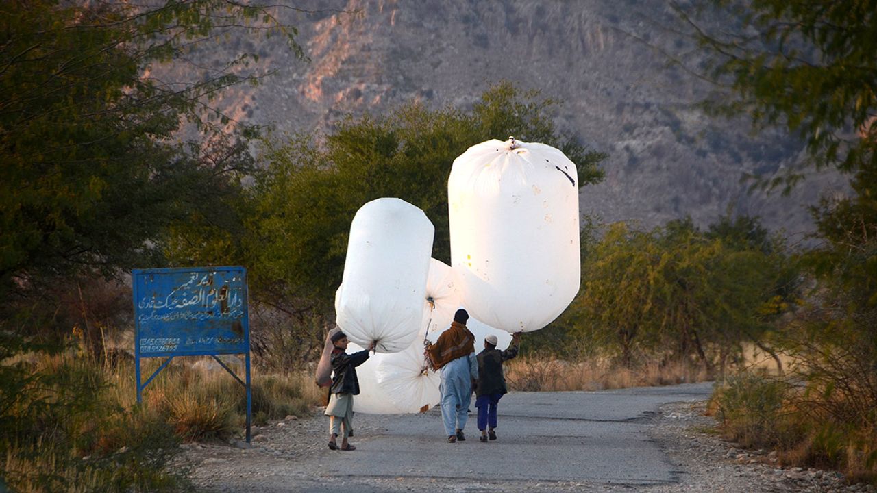 Pakistan'da doğal gaz eve poşetle taşıyor