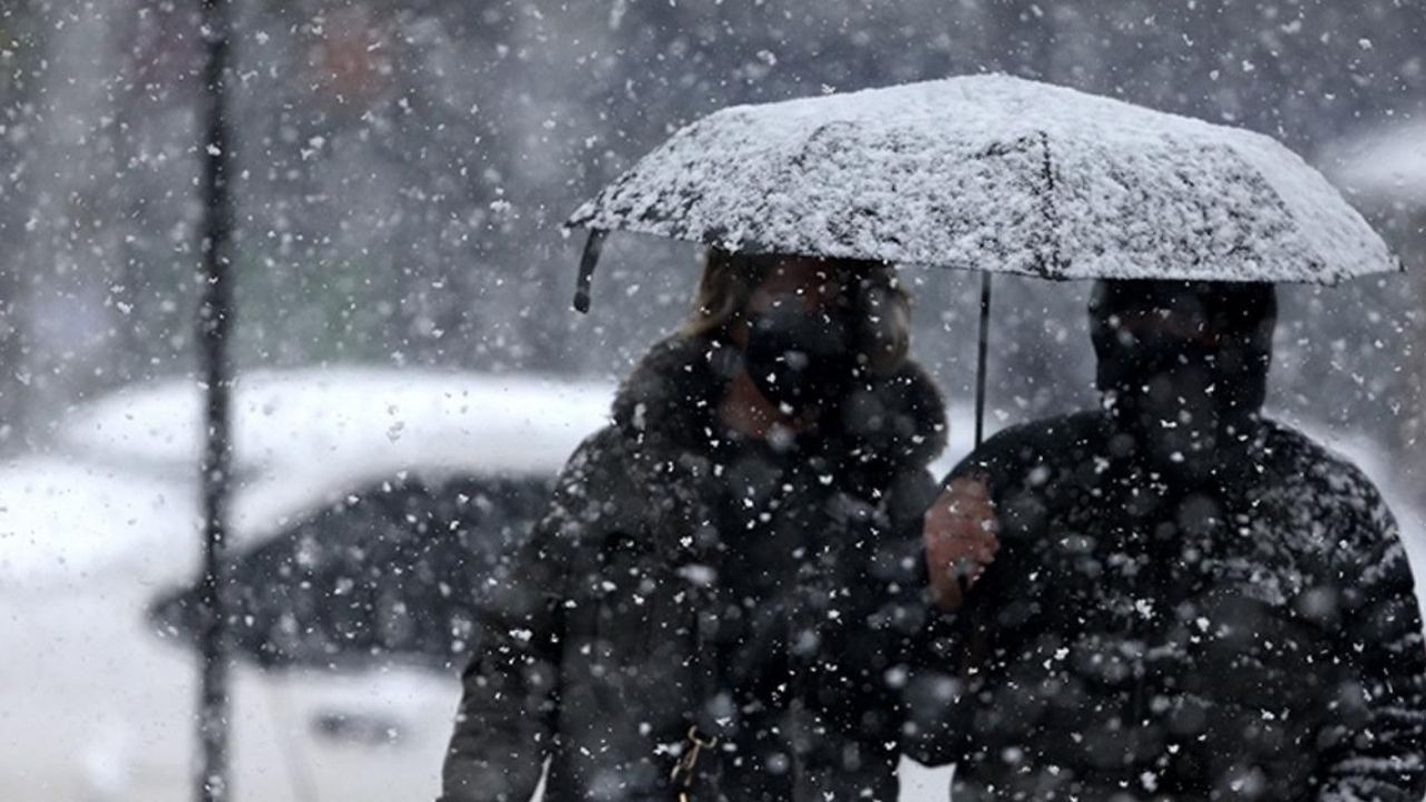 İstanbul'un bazı ilçelerinde karla karışık yağmur etkili oluyor