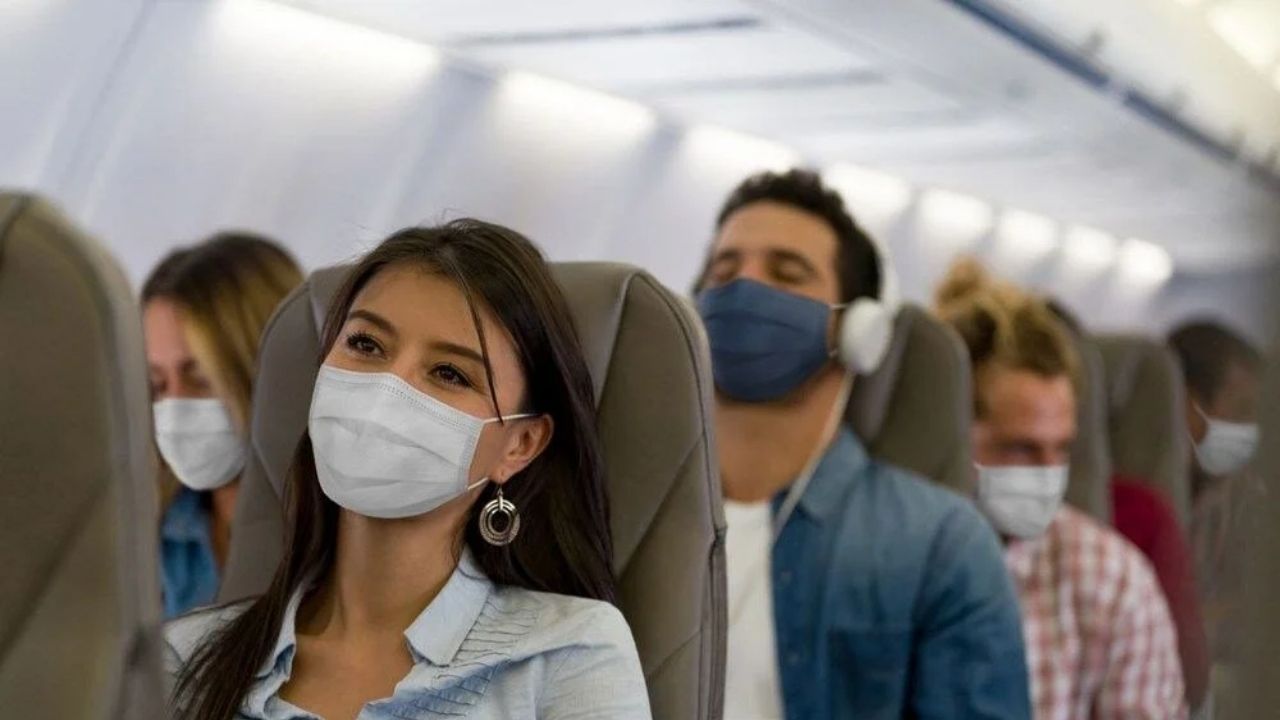 Dünya Sağlık Örgütü'nden yeniden maske çağrısı: Uçak yolculuklarında mutlaka takın