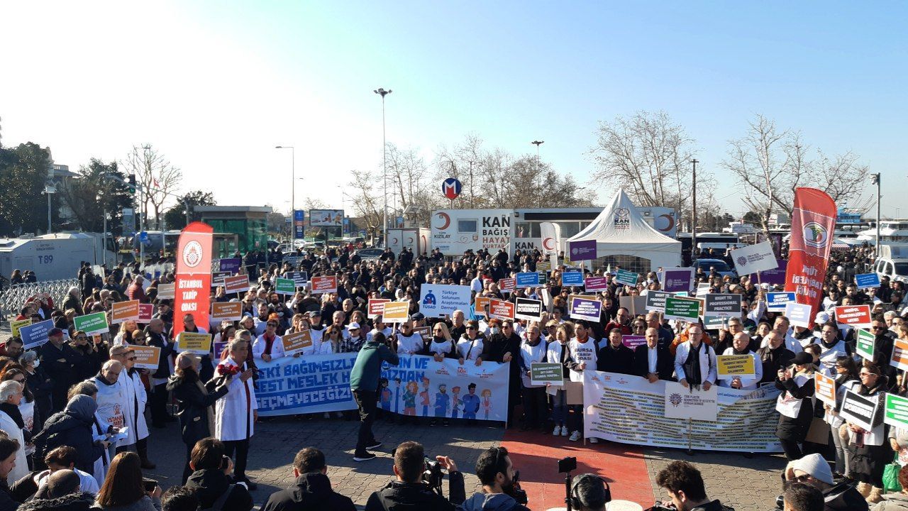 Hekimler Kadıköy'den seslendi: Medipol Yasası’nı kabul etmiyoruz