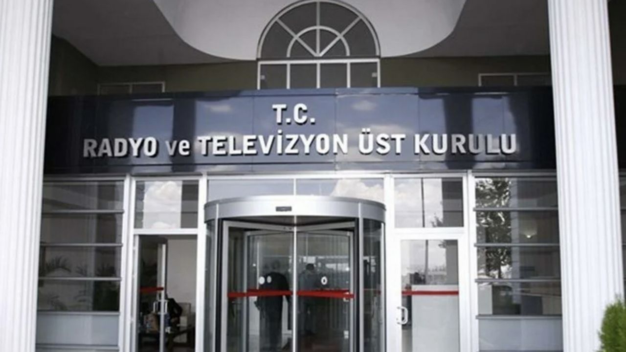 Emre Kınay’dan RTÜK iddiası: dizilerde yeme ve içme sahnelerini 1 ay süreyle yasakladı
