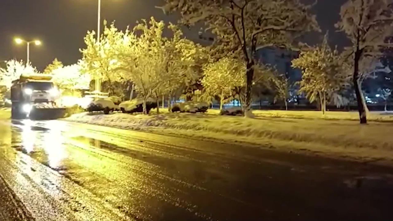 Ankara Büyükşehir Belediyesi'nin karla mücadele çalışmaları sabaha dek sürdü