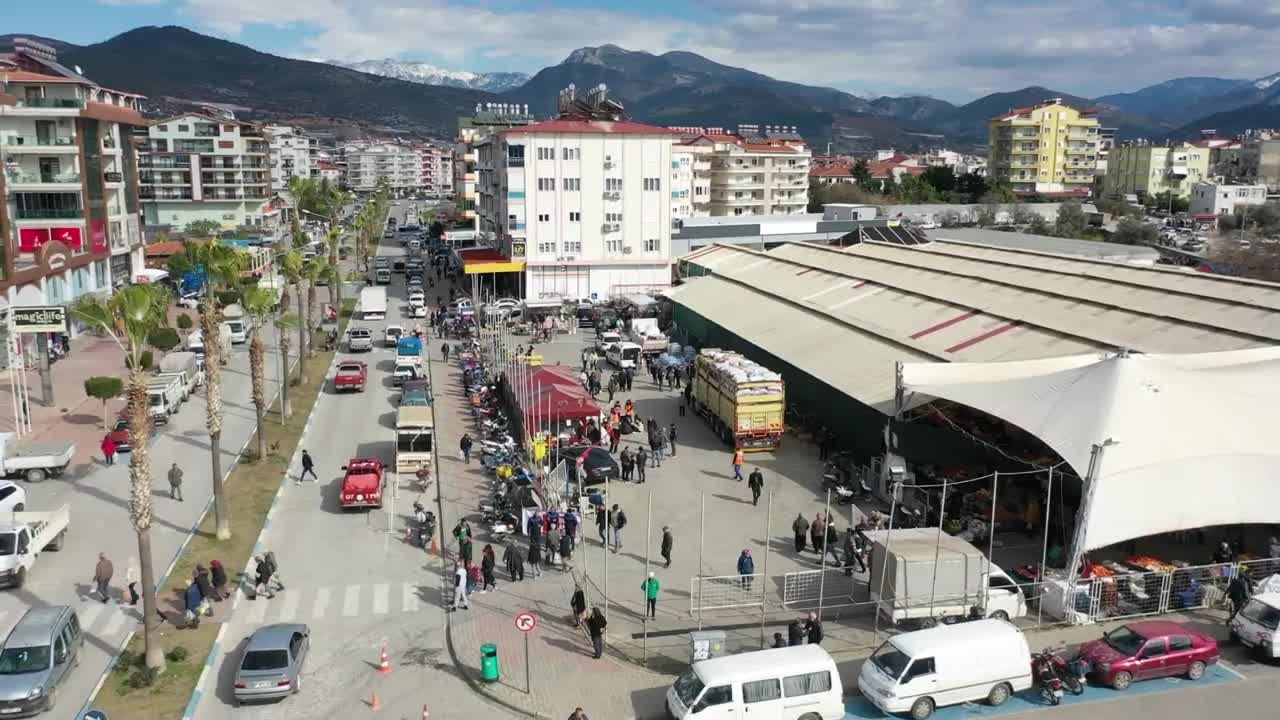 Gazipaşa Belediyesi'nden ilçeye gelen depremzedeler için sosyal market ve butik